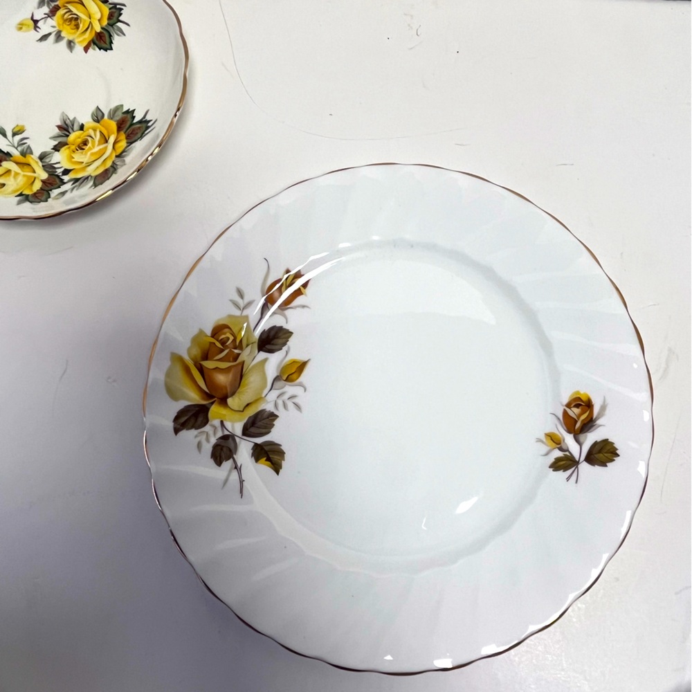 Yellow Rose Luncheon Plate Gladstone Fine Bone China Staffordshire England 8 1/4